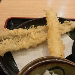 味奈登庵 - 穴子天ぷらといか天ぷら。
      今日はまさに #食べログ的に という盛り付け