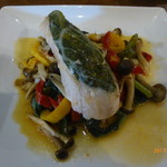 オーパスワン＆メノ モッソ - 滋賀県産鶏肉の豚網脂巻き蒸し焼きにキノコなどの温野菜