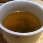 ワインちゃん 瓦・町・路・地 - で、色々と悩んだんですが、今回は、お初って事もあり、色々と食べたいので、全部のせハンバーグ１,０００円にしました。 オーダーして直ぐにスープが出てきましたよ。 下に、ワカメと玉子が入っているんですよ。