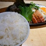 ワインちゃん 瓦・町・路・地 - 待つこと１０分ぐらいでしょうか。 熱々でやってきましたよ。 全部のせハンバーグの登場です。 ご飯は、最初から大盛です。 ドーンって迫力がありますよね。