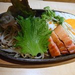 ワインちゃん 瓦・町・路・地 - これが、全部のせのハンバーグです。 ハンバーグが見えないくらい色々とのっていますよ。