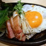 ワインちゃん 瓦・町・路・地 - 右から目玉焼き、その下のハンバーグの上には、熱々チーズがトッピングされています。 そして、厚切りベーコンが３切れと、左には大葉が見ていますね。