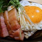 ワインちゃん 瓦・町・路・地 - 大葉の下は、モヤシが鎮座しています。 本当に盛りだくさんですね。