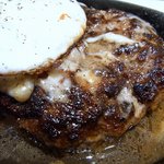 ワインちゃん 瓦・町・路・地 - メッチャ美味しそうですよね。 ハンバーグの上にはチーズがとろけています。