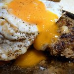 ワインちゃん 瓦・町・路・地 - では、たまごを潰してみましょう。 わおっ、出てきました。 トロトロの黄みがドクドクと出てきましたよ。 これはたまりませんよ。 食べる前から、美味しいのは想像がつきます。 素晴らしいですよね。