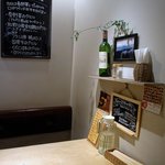 ワインちゃん 瓦・町・路・地 - 奥のテーブル席を撮っています。いい雰囲気ですね。