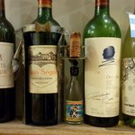 ワインちゃん 瓦・町・路・地 - 今回はカウンター席に座りました。 目の前に面白いオブジェがありました。 真ん中のボトルに注目です。 いい感じですよね。