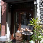 ワインちゃん 瓦・町・路・地 - ふうっ。 満足、満足、大満足のランチでした。 お金を払って、外に出て、店主さんと、ちょっぴり喋りました。 え～っと、何処の海で取れたんですか？ 今風で、足が長いですね。 って、この蟹ちゃんが店主や無い