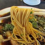 新福菜館 - 麺はやや太めのストレート