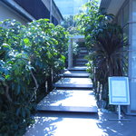 レフェルヴェソンス - エントランスへ続くグリーンのアプローチ