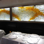 レフェルヴェソンス - 店名の”レフェルヴェソンス”（泡）をイメージしたアートなガラス壁