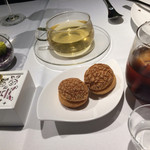 Gaucher - 食後のドリンク
      アイスティーと焼き菓子