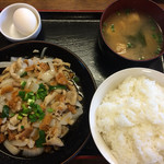 おふくろ亭 - 白ホル定食大飯 ニンニク醤油 500円 温泉玉子