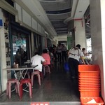 金城鴨肉専門店 - 店の軒下で食べる