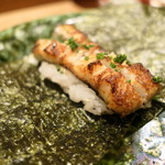 虎白 - 鰻の素焼きともち米を海苔で巻いて