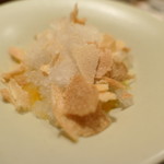 虎白 - マンゴーと蓮根もちにくるみのリキュールのシャーベットと最中を乗せて