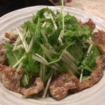 炭火やきとり 伝兵衛 - 水菜と鶏皮のサラダ