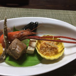 かたつむり - 前菜
      〜鯉の煮付と卵、どじょう、熊出汁で炊いた大根、猪のハム、きのこ等