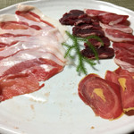 かたつむり - 猪、鹿、穴熊、猿
      左から時計回りに