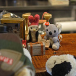 うさぎとぼく - たまたま今日は喫茶営業はお休みで、店頭販売だけの日なんだけど、お店の方にお願いして店内で写真撮影をさせてもらいました。ユーカリちゃんは不協和音ちゃんと並んで記念撮影！手にはしっかり紙袋を持ってるよ。