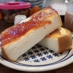 灯 - トースト朝ごはん＋いちごジャム