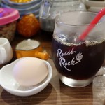 灯 - ゆで卵とアイスコーヒー