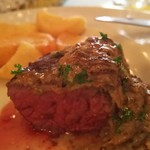 キャフェ・ドゥ・ブローニュ - 牛もも肉のランプステーキ アップ