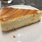 The Qantas Hong Kong Lounge - 塩キャラメルチーズケーキ