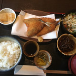 和久 - 私の鯵フライセット、味噌汁はだしが効いて豆腐とワカメが具材。