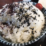 矢田かつ - 卓上にある ごま塩、ゆかり、カリカリ梅は食べ放題のかけ放題