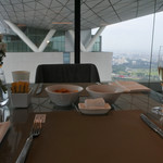 MARINA BAY SANDS - 窓の外の上の壁はプールの底