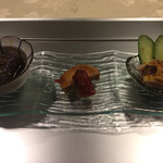 幸せ中国料理　ローズ上海 - 前菜3種盛り。左から茄子のニンニクマリネ、中国のお豆腐のようなものにハム、よだれ鶏。よだれ鶏がとても美味しかったです。