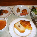 Nanakusa - 朝食バイキングのミネストローネ、海老カツ、ソーセージ、サラダ、パンなど