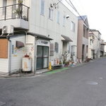 Hiraki Seimenjo - 住宅街に　駐車場も無く、製麺の看板と湯気で判断するのみ