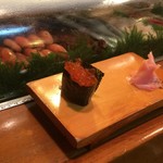 成寿司 - いくら（ちょっと引いて撮りました）