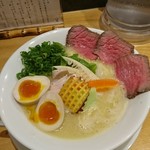 銀座 篝 - 鶏白湯(並)950円、味玉120円、青葱120円、ローストビーフ400円※価格は税抜きです。