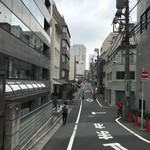Takeichi - この通りの右手にお店がある。