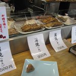 ル・鰻 - テイクアウト鰻が並ぶ店頭の様子。