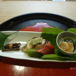 京料理 かじ - モロヘイヤと白ばい貝の土佐酢ゼリーかけ、やまぶきの当座煮、イサキの蓼味噌焼き、万願寺唐辛子の土佐焼き