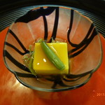 京料理 かじ - 薄いえんどう豆ととうもろこしの豆腐、金針菜とじゅんさい添え