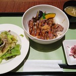 Roiyaru Hosuto - ロイヤルアンガスサーロインステーキ丼（1680円＋税）