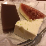 古長 - デザートの羊羹とイチヂクと豆乳と桃のレアチーズケーキ♫これに抹茶が付いてきます( ^ω^ )