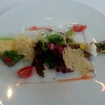 レストラン タテル ヨシノ 銀座 - 前菜：ニース風サラダのコンテンポラリィ見立て　マグロのグリルと共に
