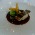 レストラン タテル ヨシノ 銀座 - お魚料理：山口県産スズキのグリエ　ヴェルジュ風味の赤ワインソース
