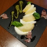 gottsu - 桃とモッツァレラチーズのカプレーゼ　580円