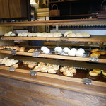 71769329 - ベーカリーの陳列棚