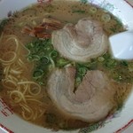 三久ラーメン - 中太麺&こくのあるとんこつスープ。