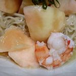 支那そばや 新横浜ラーメン博物館店 - 桃と海老