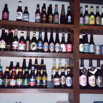 Meguro Ripaburikku Ba-Ga Ando Bi-Ru - 壁一面に世界のビールがずらり