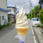 アトリエ・ド・フロマージュ - ［2017/07］生チーズソフト(350円)・背景が軽井沢っぽくないので、移動します。